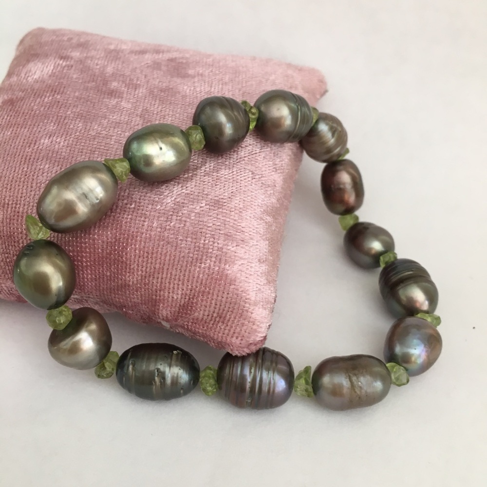 Peacock grey cultured freshwater pearl & natural peridot bracelet - Picture 6 of 6